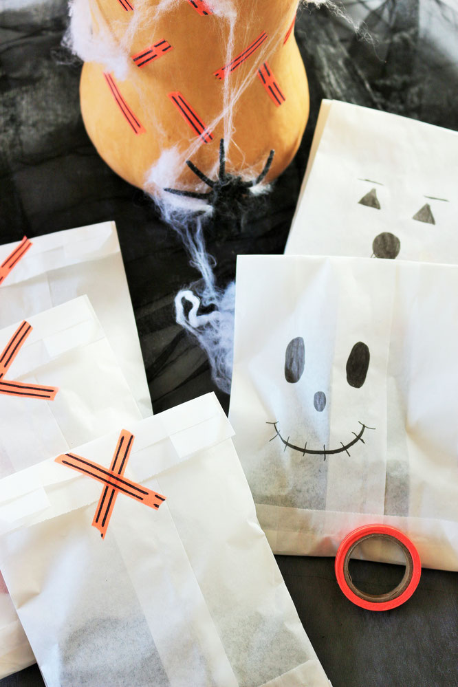 Bild: Eine schnelle last-minute Idee, um Halloween Süßigkeiten zu verpacken - in Brotpapier Tüten samt aufgemalten Gespenster- und Geistergesichtern. Anleitung und noch mehr DIY Halloween Ideen zum Feiern gibt's auf www.partystories.de
