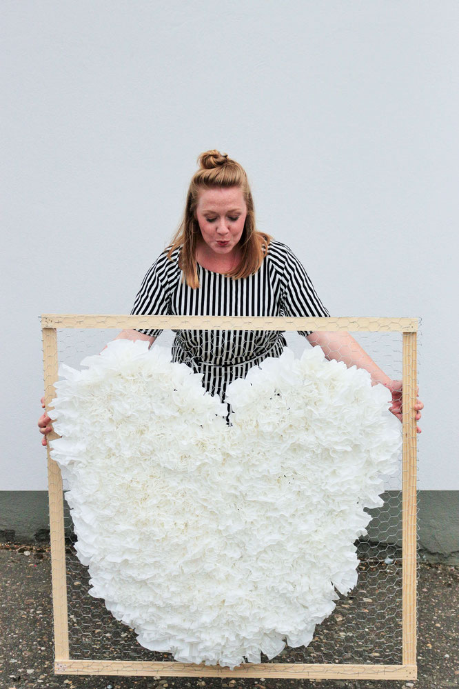 Bild: DIY Deko Backdrop für die Party oder Hochzeit – mit dieser Anleitung ganz einfach eine Upcycling Dekoration aus alten Kaffeefiltern selber basteln // gefunden auf dem Partystyling Blog Partystories.de // #diydeko #Kaffee #partydeko #hochzeitsdeko