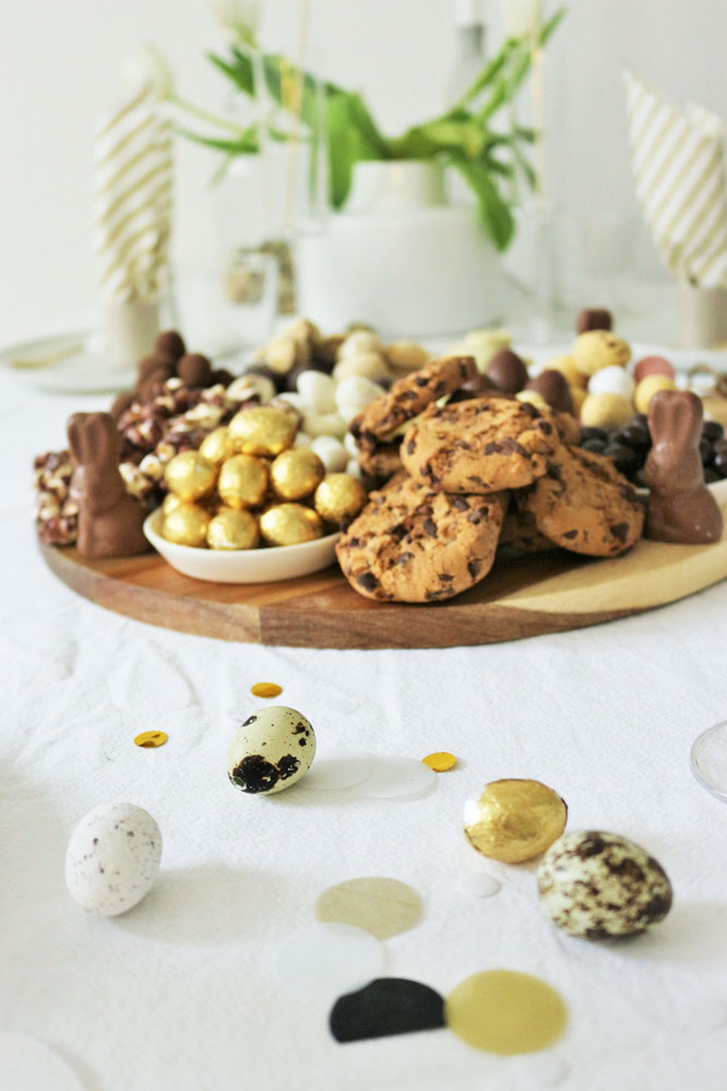 Bild: Schokolade mal anders als Grazing Platter oder Grazing Board zum Oster Brunch servieren - so geht der Food Trend der Partyplatte für Ostern! // Anleitung & Fotos von Partystories.de // #Ostern #Partyfood #Osternfeiern #Tischdeko #Osterparty #Brunch