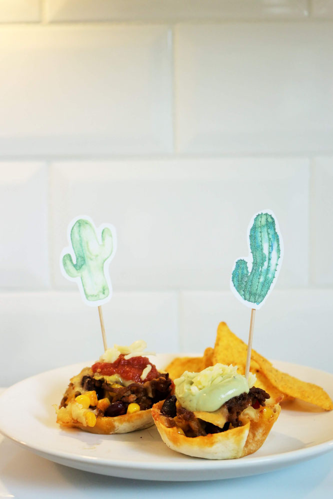 Bild: Rezept für Wraps mal anders – kleine Wrap Muffins als herzhaftes Partyfood mit Hackfleisch Füllung oder vegetarisch, leckere mexikanische Party Snacks; gefunden auf www.partystories.de