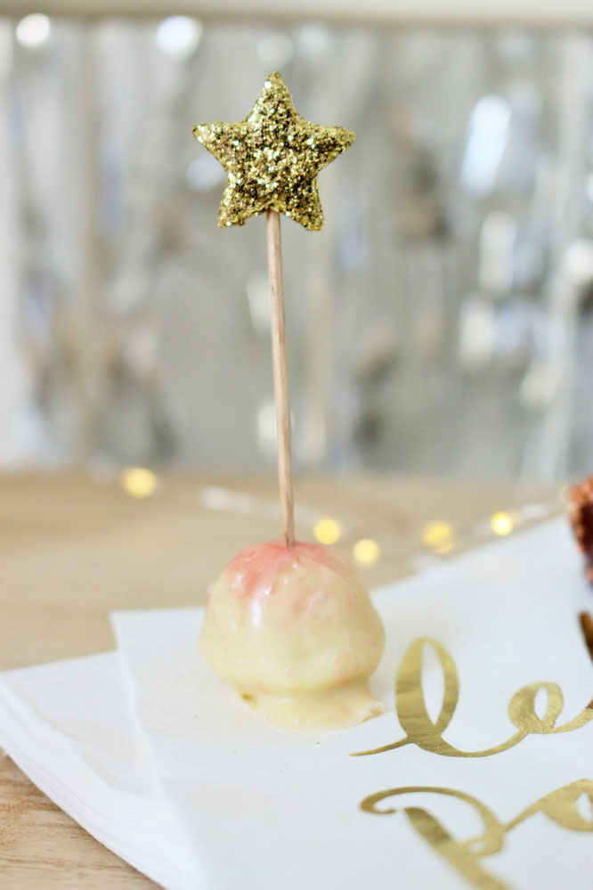 Bild: DIY Party Deko mit Styropor Sternen für Weihnachten, Silvester oder eine Winter Hochzeit selber basteln - mit dieser Idee für Cocktailstäbchen, Kuchentopper und Foodtopper aus Sternen am Spieß; gefunden auf www.partystories.de