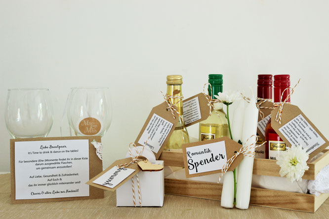 Bild: Cheers to Mr. & Mrs - DIY Hochzeitsgeschenk zum Antoßen! Wein schön verschenken, mit gratis Download für Geschenkanhänger und Glückwunschkarte zum ausdrucken, gefunden auf Partystories.de