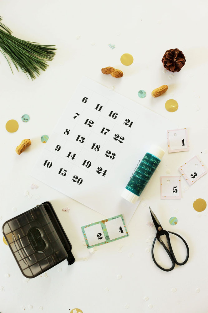Bild: DIY Adventskalender samt Holzkiste selber machen - mit Freebie Bastelvorlage für Girlande und Adventskalenderzahlen von Partystories.de // #Advent #Adventskalender #DIYadventskalender #Adventskiste