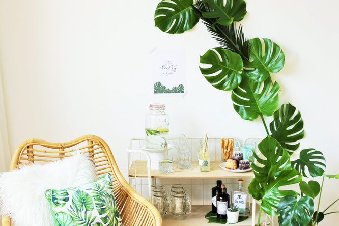 Bild: DIY Greenery und urban Jungle Deko Ideen für die Party und Hochzeit; mit Freebie Bastelvorlage für Monstera Party Deko Printables; gefunden auf www.partystories.de