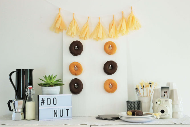 Bild: DIY Donut/Bagel Wall, mit dieser Schritt-für-Schritt Anleitung Mit dieser Schritt-für-Schritt Anleitung machst Du eine eigene Donut/Bagel Wand für die Hochzeit oder jede andere Party als Deko, von www.partystories.de!