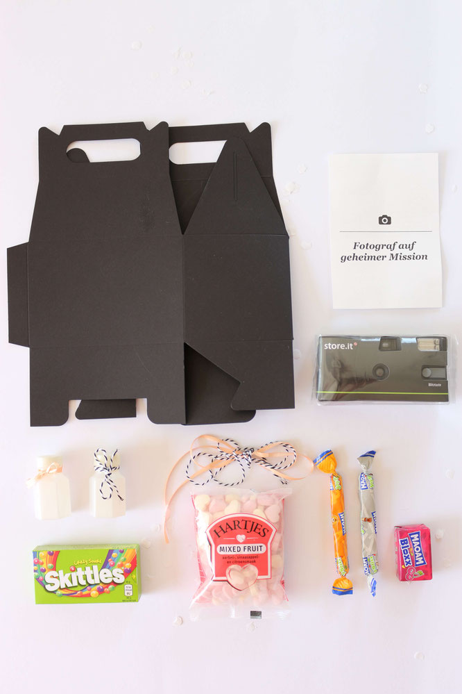 Bild: So einfach kannst Du eine DIY Kinder Aktivitäten und Spiele Box als Idee für die Hochzeit oder eine Party selber basteln. Inklusive Freebie Bastelvorlage für zum Ausdrucken als Geschenkanhänger; gefunden auf www.partystories.de
