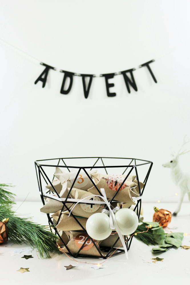 Bild: DIY Upcycling und zero waste Adventskalender gestalten – mit dieser Anleitung ganz einfach, günstig und schnell einen DIY Adventskalender aus Papierrollen selber machen // gefunden auf www.partystories.de // #diyadventskalender #upcycling #zerowaste