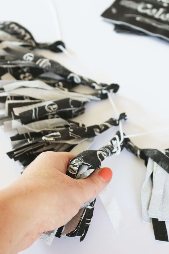 Bild: Schnelle Girlande zum selber basteln? Probier's mit dieser DIY Tassel Girlande aus Servietten als Partydeko, gefunden auf www.partystories.de