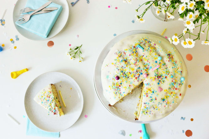 Bild: Funfetti Ruehrkuchen Rezept // So einfach einen bunten Kuchen mit Streuseln backen – perfekt zur Einschulung, den Kindergeburtstag, oder eine bunte Funfetti-Konfetti Party // Rezept & Fotos vom Kreativblog Partystories.de Düsseldorf // #Kuchenrezept