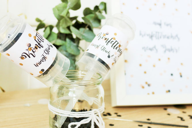 Bild: Konfetti-Popper einfach selber machen, ein schönes DIY Geschenk für die Hochzeit, zum Geburtstag oder Silvester, mit Freebie für Banderole "Konfettiregen bringt Glück & Segen", gefunden auf www.Partystories.de