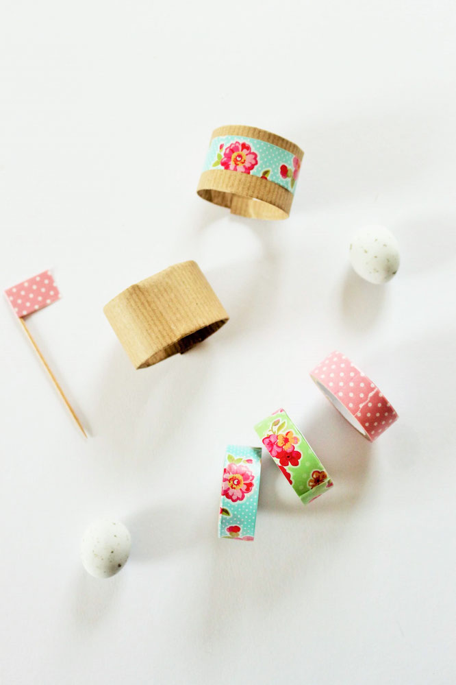 Bild: DIY Eierbecher Upcycling Idee - mit Klopapier Rolle oder Küchenpapier Rolle und Washitape ganz einfach Eierbecher als Tischdeko, für Ostern oder den Brunch selber basteln; gefunden auf www.partystories.de