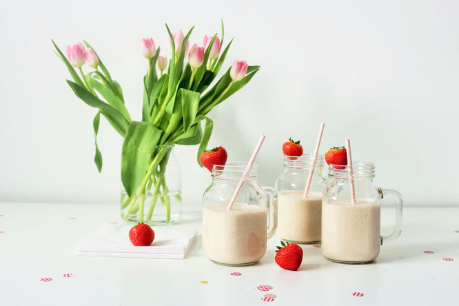 Bild: Gesunder Smoothie-Milkshake mit Erdbeeren, Bananen und Joghurt – mit diesem Rezept ganz einfach leckere Shakes für die Party und jeden Anlass zum feiern mixen // gefunden auf dem DIY-, Kreativ- und Foodblog www.partystories.de // #Erdbeerrezept