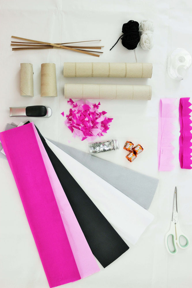 Bild: Knallbonbons einfach selber machen - mit dieser Schritt-für-Schritt Anleitung schöne DIY Knallbonbons als Christmas Cracker für Weihnachten oder Silvester Deko basteln, gefunden auf Partystories.de // #diydeko #Knallbonbons #Silvester #Weihnachten