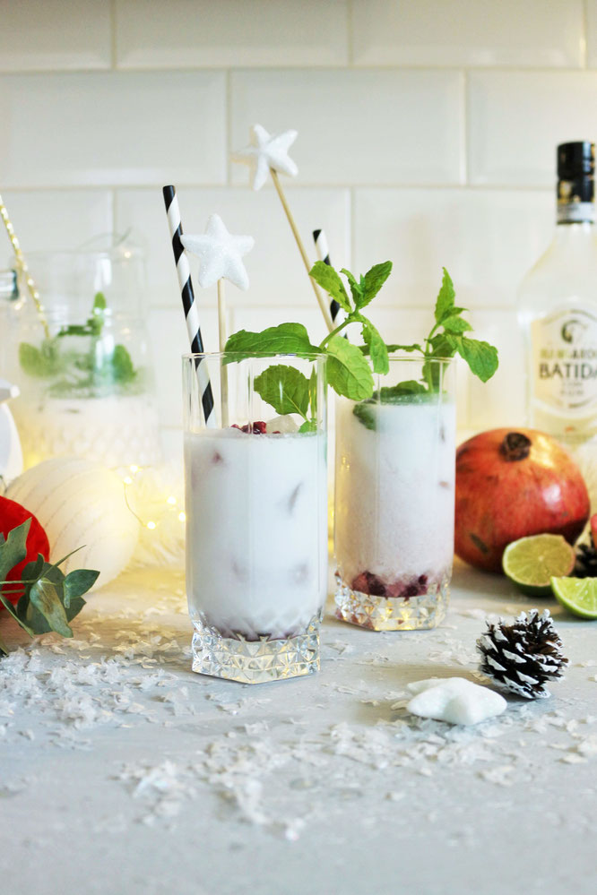 Bild: Rezept Winter Cocktail - perfekt für Advent, Weihnachten oder die Silvester party. Winter Mojito mit Batida Rum, Kokosnuss, Granatapfel und Minze // Rezept und Fotos von Partystories.de // #Wintercocktail #Mojito #Weihnachtscocktail #batida