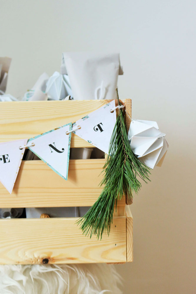 Bild: DIY Adventskalender samt Holzkiste selber machen - mit Freebie Bastelvorlage für Girlande und Adventskalenderzahlen von Partystories.de // #Advent #Adventskalender #DIYadventskalender #Adventskiste