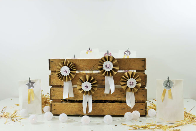 Bild: DIY Adventskalender für Kinder & Pferde-Fans mit dieser Anleitung als Upcycling-Adventskiste ganz einfach und kreativ selber machen. Mit Schritt-für-Schritt Anleitung für Reiterabzeichen. // Partystories.de entdecken! // #diyAdventskalender #Pferde