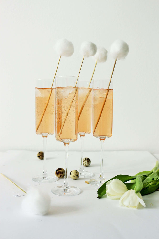 Bild: DIY Topper als Cocktailstäbchen oder für Kuchen und Food mit Hasenpuschel aus Watte als Dekoration für Ostern basteln // Anleitung von partystories.de // #Ostern #Osterparty #Osternfeiern #Osterbrunch #diydeko #partystyling