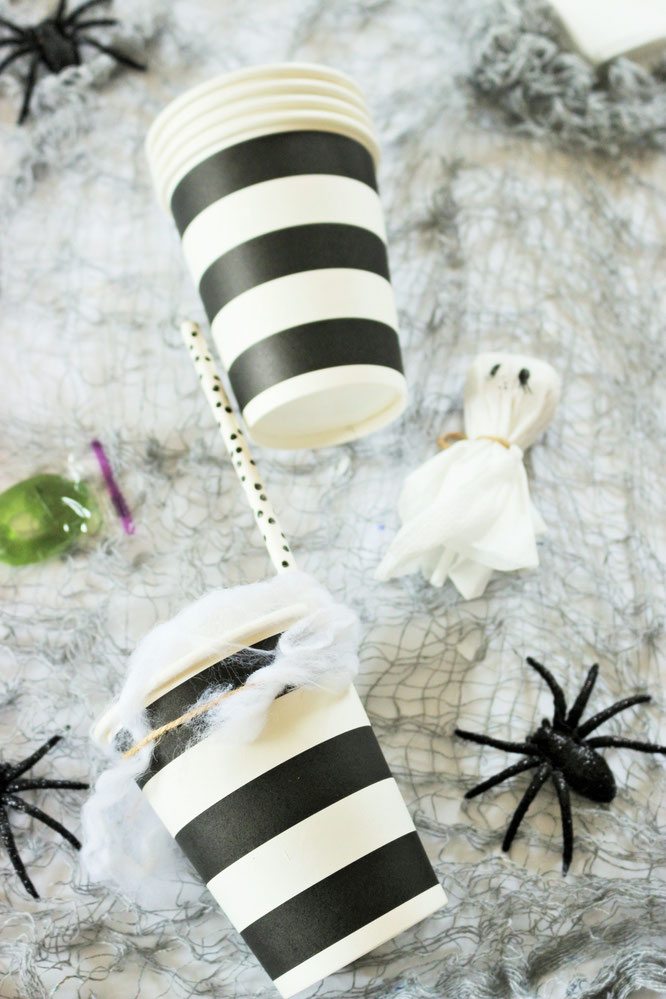 Bild: Eine schnelle last-minute Idee, um Halloween Süßigkeiten zu verpacken - als Cocktail mit Watte im Pappbecher. Noch mehr Halloween Deko Ideen zum Feiern gibt's auf www.partystories.de