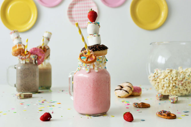 Bild: Milkshake Rezept als Funfetti-Streusel-Freakshake mit Früchten wie Erdbeeren, Banane oder Heidelbeeren ganz einfach die Party, den Geburtstag, die Einschulung und jeden Anlass zum feiern mixen! // gefunden auf dem Kreativblog Partystories.de