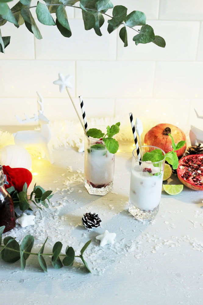Bild: Rezept Winter Cocktail - perfekt für Advent, Weihnachten oder die Silvester party. Winter Mojito mit Batida Rum, Kokosnuss, Granatapfel und Minze // Rezept und Fotos von Partystories.de // #Wintercocktail #Mojito #Weihnachtscocktail #batida
