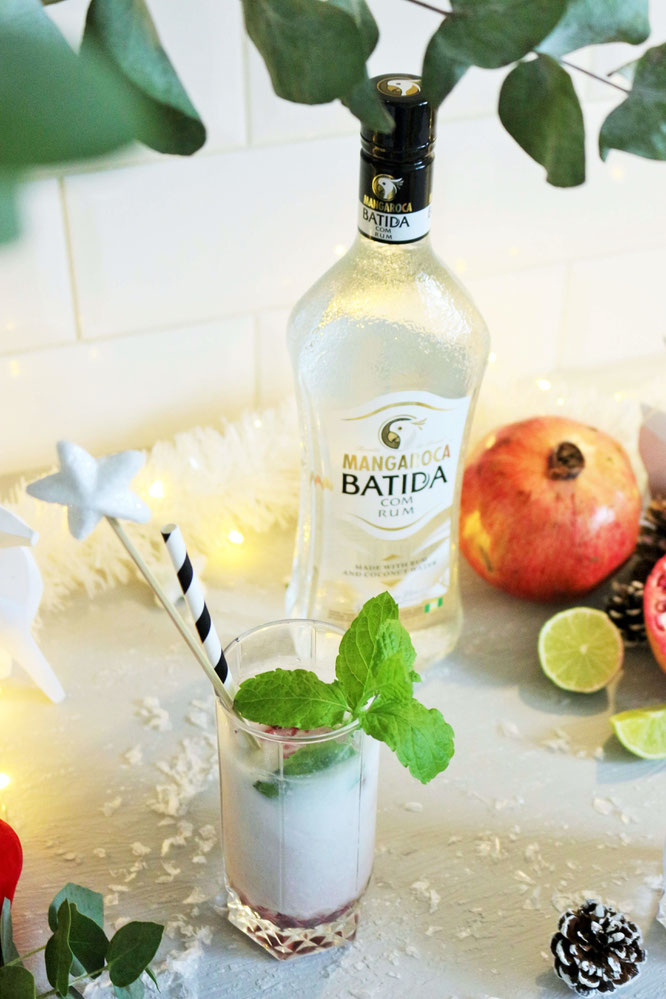 Bild: Rezept Winter Cocktail - perfekt für Advent, Weihnachten oder die Silvester party. Winter Mojito mit Batida Rum, Kokosnuss, Granatapfel und Minze // Rezept und Fotos von Partystories.de // #Wintercocktail #Mojito #Weihnachtscocktail #batida