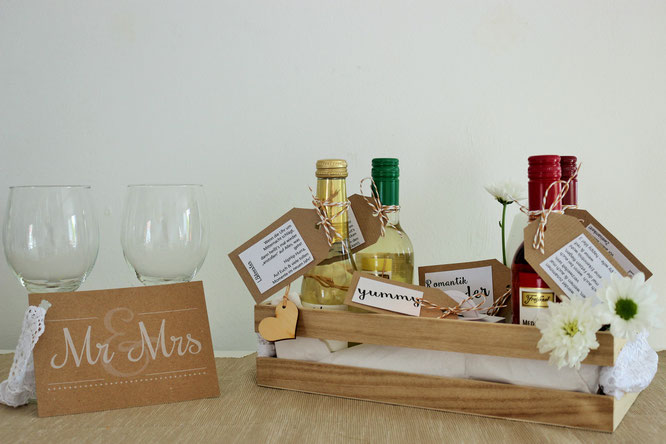 Bild: Cheers to Mr. & Mrs - DIY Hochzeitsgeschenk zum Antoßen! Wein schön verschenken, mit gratis Download für Geschenkanhänger und Glückwunschkarte zum ausdrucken, gefunden auf Partystories.de