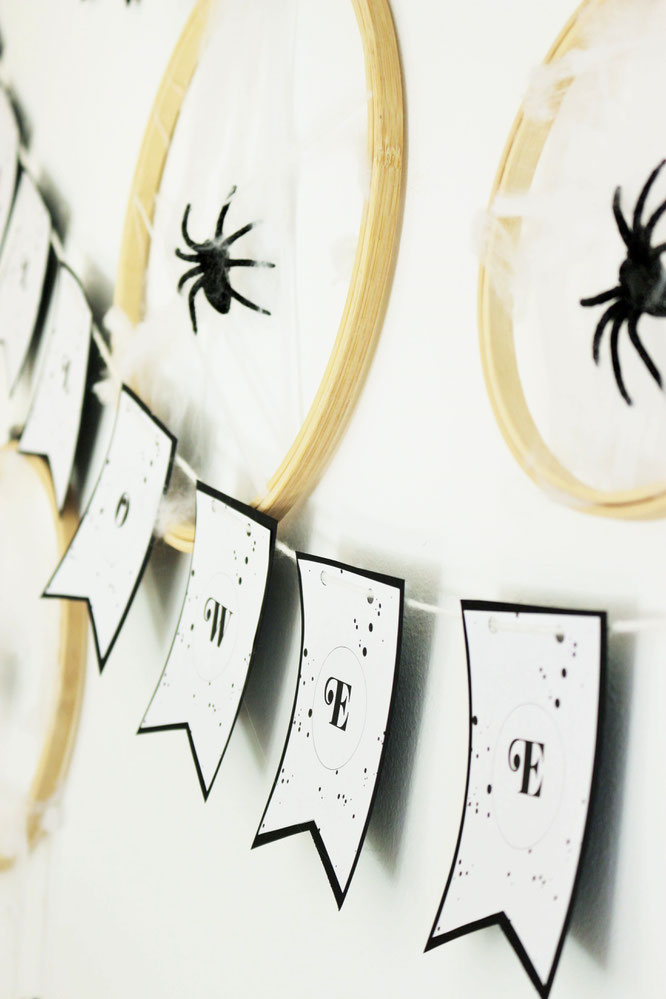 Bild: DIY Halloween Party Deko Ideen: Mit dieser Freebie Bastelvorlage Girlanden als Dekoration für Halloween & die Halloween Party einfach aus Papier selber machen! // Bastelvorlage & Anleitung von partystories.de // #halloween #halloweenparty #diydeko