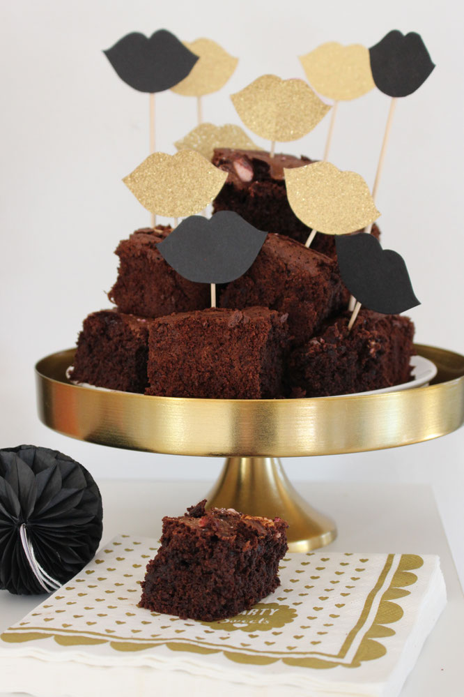 Bild: einfaches Rezept für saftige Brownies mit Marshmallows, süße Partyfood- und Partysnack Idee, gefunden auf www.partystories.de
