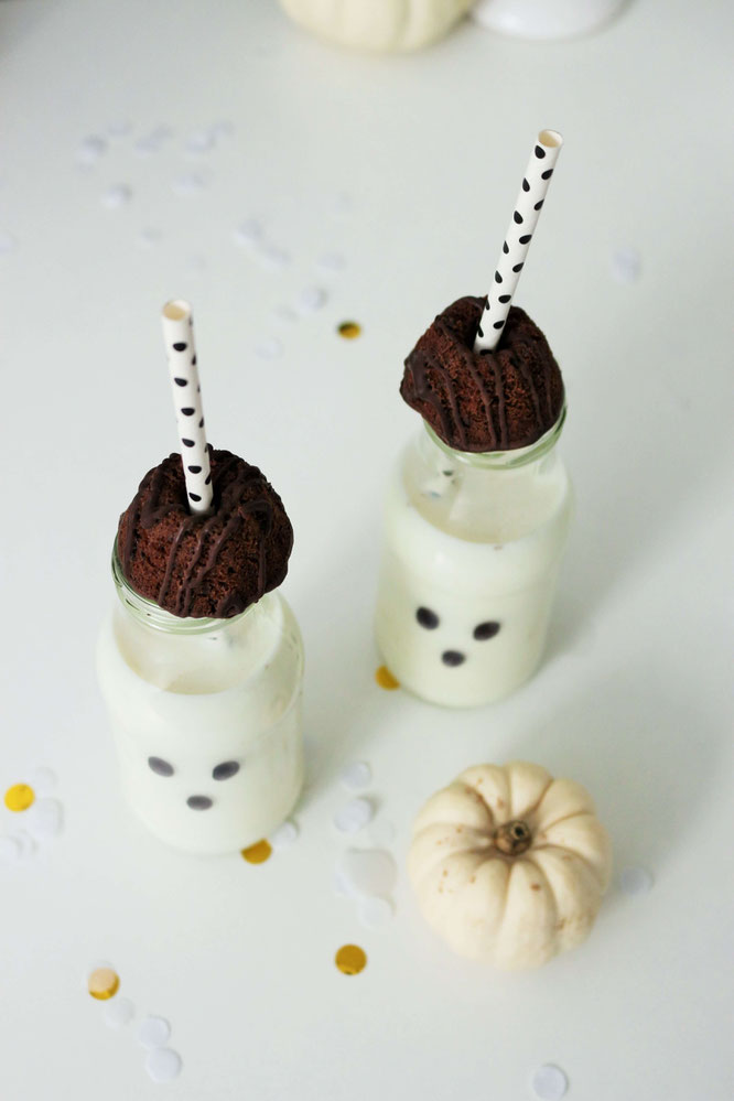 Bild: Ideen für DIY Halloween Dekoration - mit diesen 3 Anleitungen ganz einfach Halloween Geister Deko selber machen und basteln: Girlande, Kerzen, Flaschen für den Halloween Sweettable // www.partystories.de // #halloween #halloweendiy #diydeko #diyblog