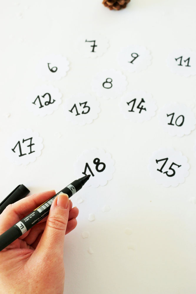 Bild: DIY Upcycling Adventskalender mit Kaffeefilter zum Aufhängen selber machen - Ideen und Schritt-für-Schritt Anleitung von Partystories.de // #Advent #Adventskalender #DIYadventskalender #Upcycling