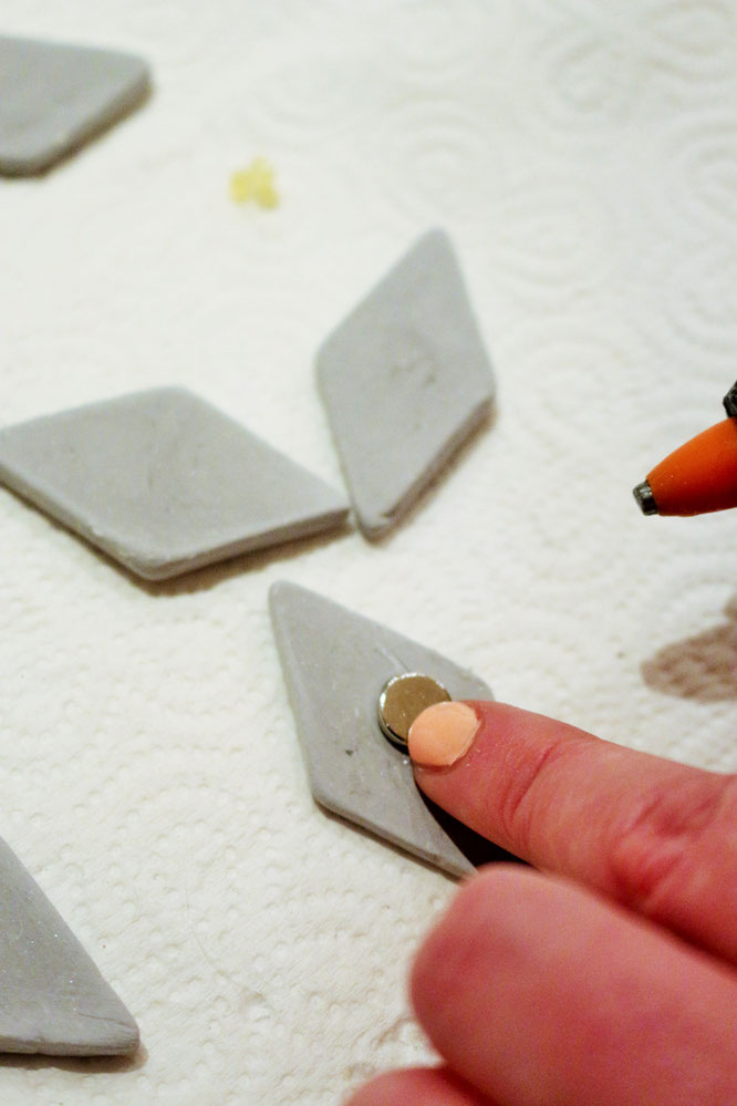 Bild: DIY Idee mit Beton, mit dieser Anleitung Magnete aus Knetbeton einfach selber machen, gefunden auf www.partystories.de