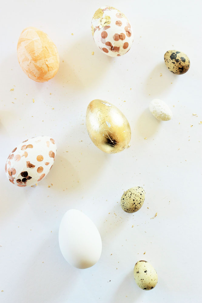 • Bild: DIY Dekoration für Ostern – Ostereier mit Servietten und Blattgold basteln, die Alternative zum Ostereier bemalen; Ideen und Anleitung gefunden auf www.partystories.de