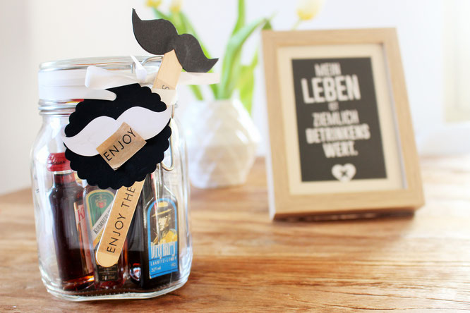 Bild: DIY Geschenk, last-minute Geschenkidee, Minibar to-go, Alkohol schön verschenken, gefunden auf Partystories.de