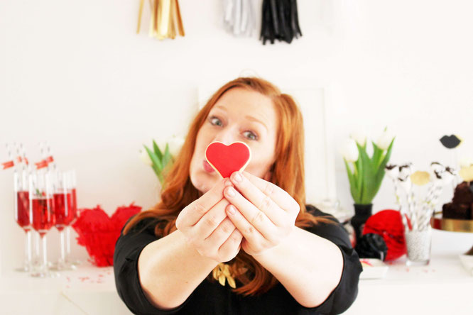 Bild: Valentinstag schön zu feiern ist ganz einfach mit diesen Ideen für Dekoration, Girlanden, Geschenken, Rezepten und praktischen Tipps, gefunden auf www.partystories.de