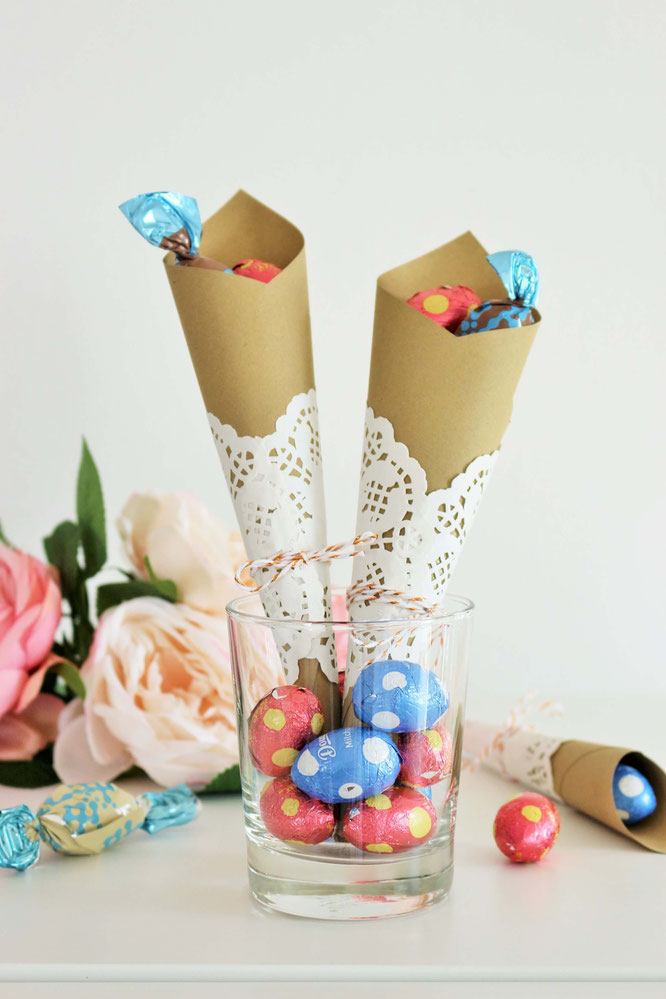 Bild: Geschenkverpackung als Ostertüte einfach selber machen - Mit dieser Anleitung schöne Verpackungen aus Papier und Tortenspitze für Ostern basteln; gefunden auf www.partystories.de