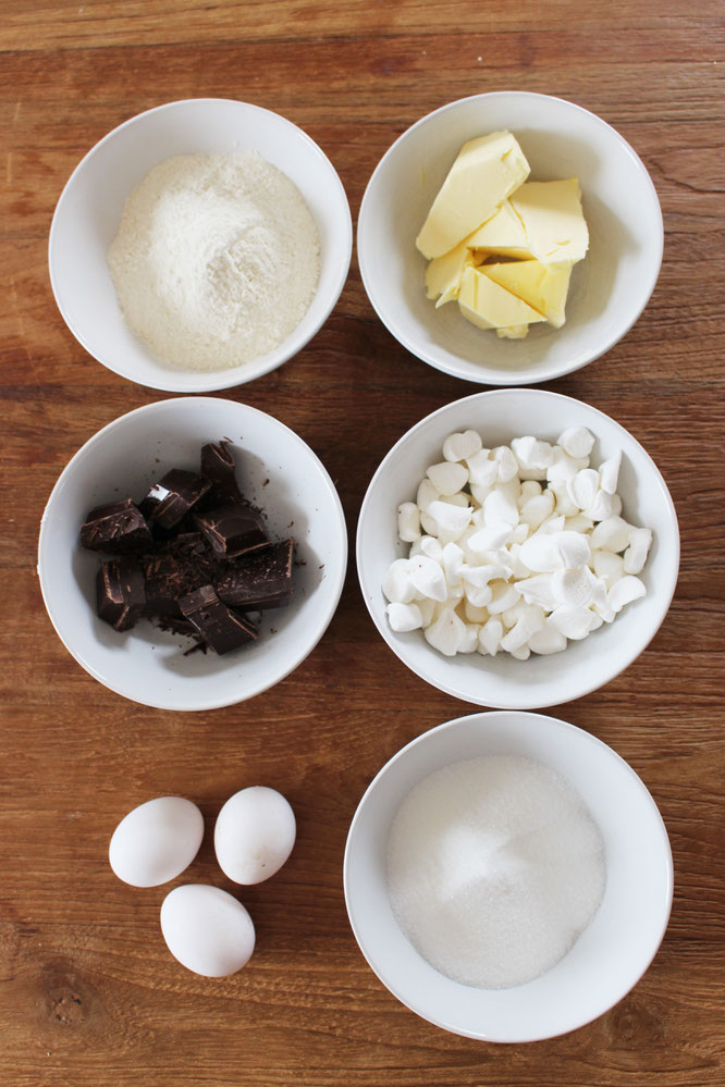 Bild: einfaches Rezept für saftige Brownies mit Marshmallows, süße Partyfood- und Partysnack Idee, gefunden auf www.partystories.de