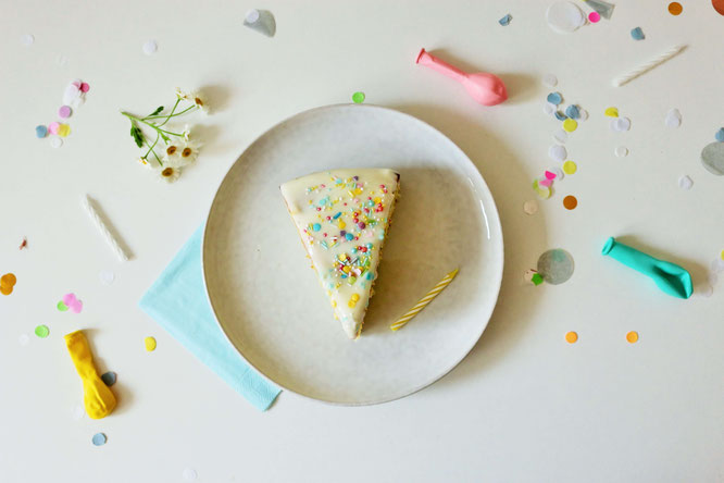 Bild: Funfetti Ruehrkuchen Rezept // So einfach einen bunten Kuchen mit Streuseln backen – perfekt zur Einschulung, den Kindergeburtstag, oder eine bunte Funfetti-Konfetti Party // Rezept & Fotos vom Kreativblog Partystories.de Düsseldorf // #Kuchenrezept