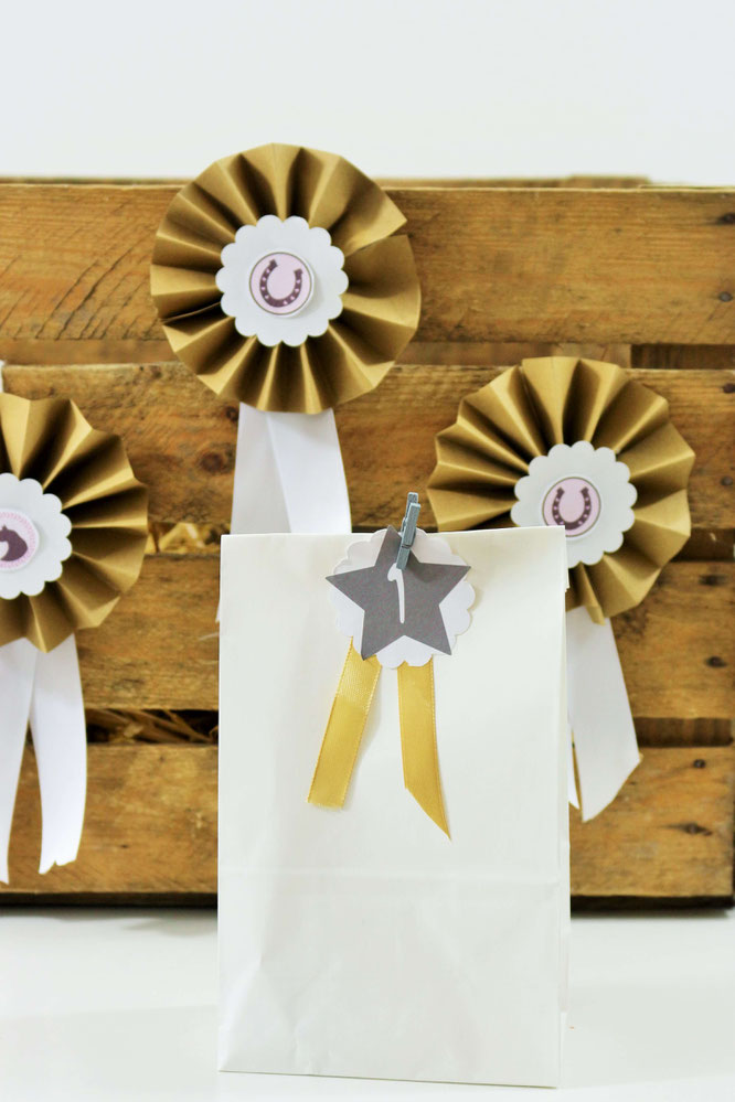 Bild: DIY Adventskalender für Kinder & Pferde-Fans mit dieser Anleitung als Upcycling-Adventskiste ganz einfach und kreativ selber machen. Mit Schritt-für-Schritt Anleitung für Reiterabzeichen. // Partystories.de entdecken! // #diyAdventskalender #Pferde