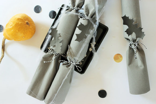 Bild: Eine schnelle last-minute Idee, um Halloween Süßigkeiten zu verpacken - als Knallbonbons mit Toilettenpapier-Rollen Upcycling und Servietten, inkl. Fledermaus Bastelvorlage; noch mehr DIY Ideen für Halloween gibt's auf www.partystories.de