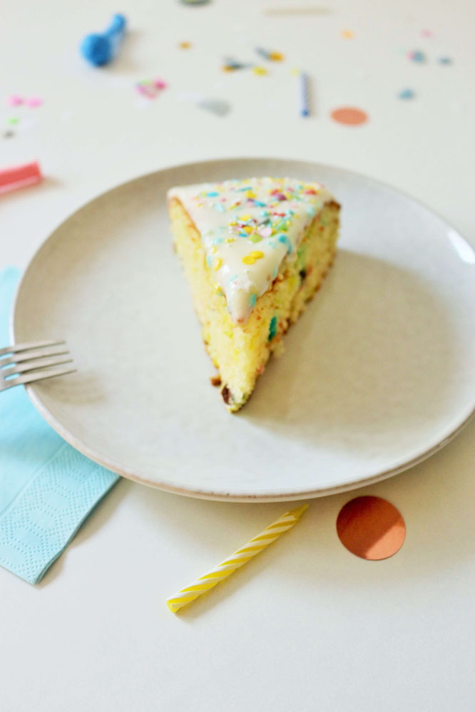 Bild: Funfetti Ruehrkuchen Rezept // So einfach einen bunten Kuchen mit Streuseln backen – perfekt zur Einschulung, den Kindergeburtstag, oder eine bunte Funfetti-Konfetti Party // Rezept & Fotos vom Kreativblog Partystories.de Düsseldorf // #Kuchenrezept