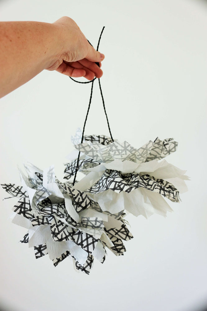 Bild: DIY PomPoms aus Servietten basteln - Mit dieser Schritt-für-Schritt Anleitung kannst Du PomPoms aus Servietten als Deko für die Party oder Hochzeit ganz einfach selber basteln; gefunden auf www.partystories.de