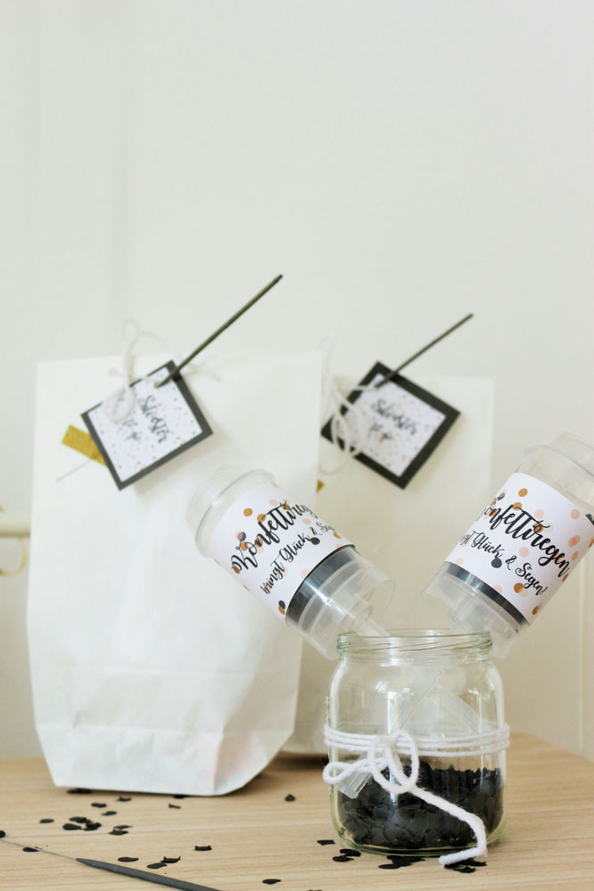 Bild: ein schnelles DIY Geschenk für die Silvesterparty: Silvester to-go - mit Glückskeksen, Wunderkerzen, Konfetti und Mitternachtsküsschen, gefunden auf Partystories.de