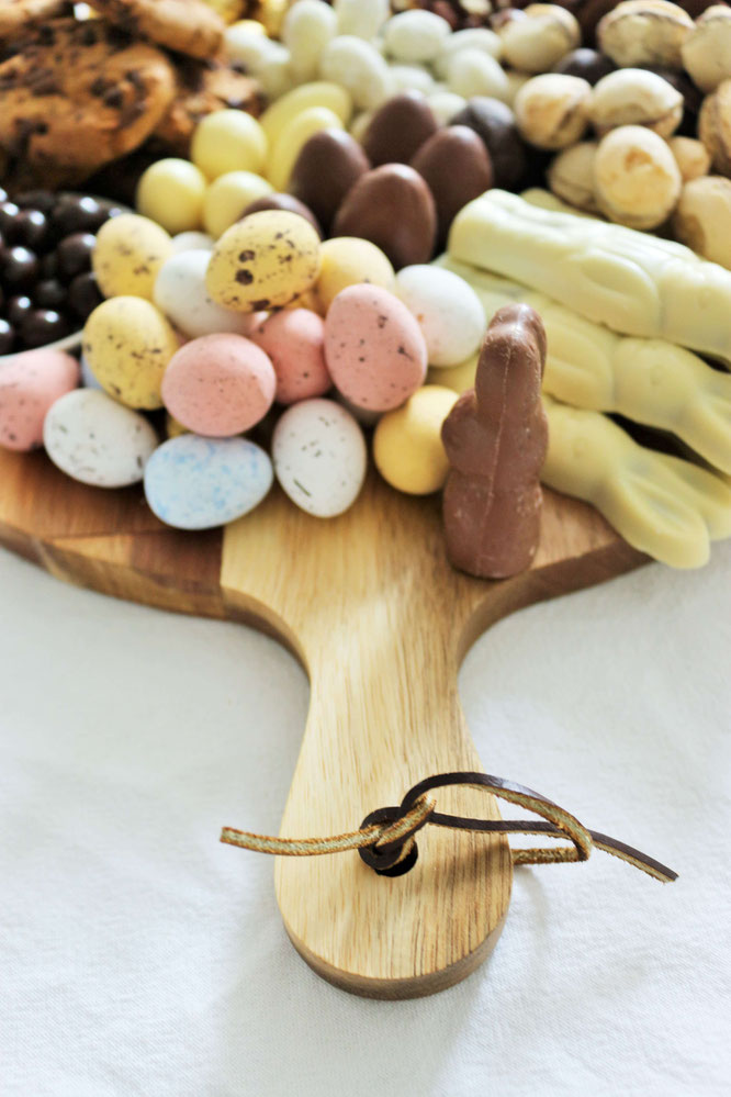 Bild: Schokolade mal anders als Grazing Platter oder Grazing Board zum Oster Brunch servieren - so geht der Food Trend der Partyplatte für Ostern! // Anleitung & Fotos von Partystories.de // #Ostern #Partyfood #Osternfeiern #Tischdeko #Osterparty #Brunch