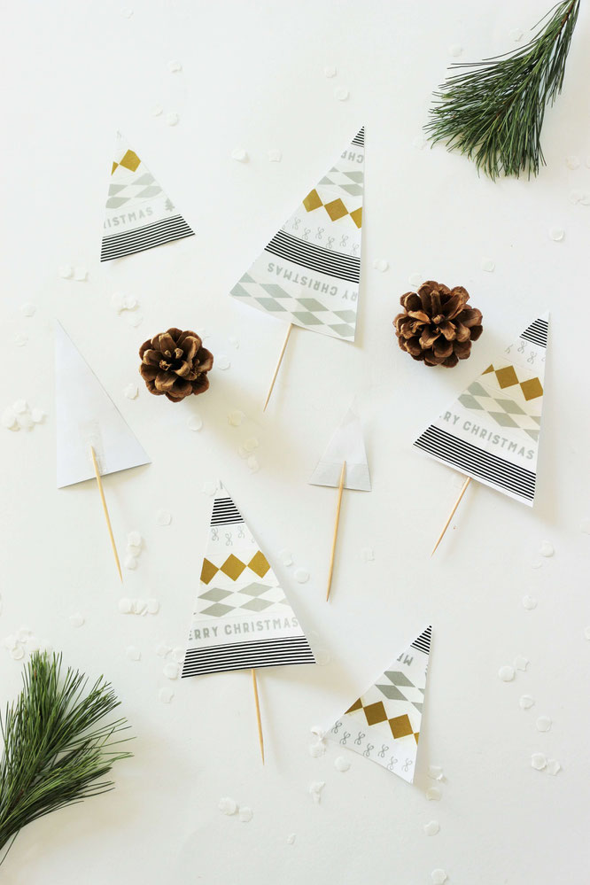Bild: DIY Tannenbaum Cake Topper - Mit dieser Anleitung Kuchentopper als Deko für Advent & Weihnachten aus Maskingtape selber machen, gefunden auf Partystories.de // #Kuchentopper #Caketopper #Kuchentopperdiy #diydeko