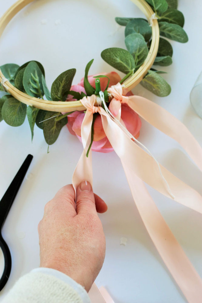 Bild: DIY Dekoration mit runden Holz-Stickrahmen und Blumen selber basteln: Mit dieser Schritt-für-Schritt Anleitung kannst Du schöne Deko für die Party oder Hochzeit im Vintage-Stil oder Boho-Stil selber machen; gefunden auf www.partystories.de