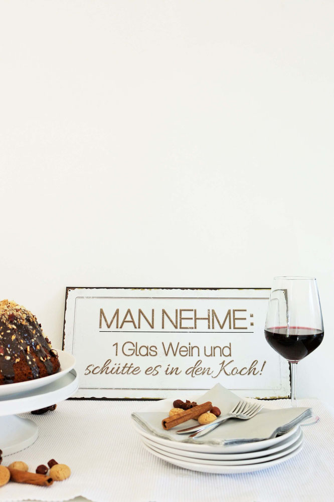 Bild: Rotwein Kuchen Rezept, dieser saftige und leckere Kuchen mit Rotwein für Herbst und Winter ist super einfach zu backen; perfekter Kuchen für Advent, Weihnachten und Silvester, gefunden auf www.partystories.de