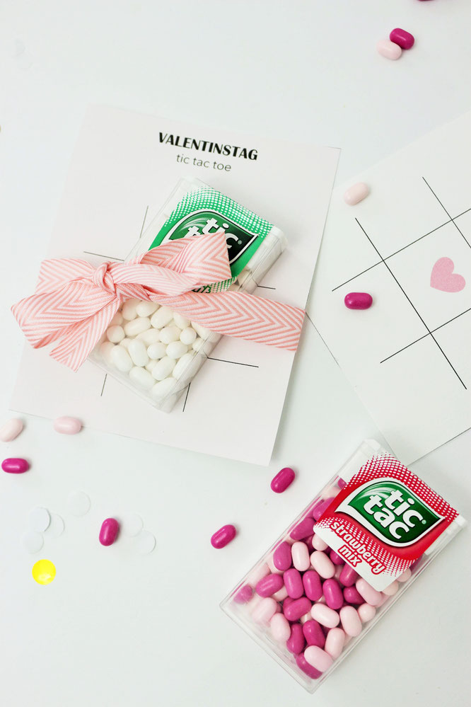 Bild: DIY Geschenk zum Valentinstag für Sie und ihn: tic-tac-toe Spiel mit Süßigkeiten verschenken, inkl. kostenloser Bastelvorlage auf Partystories.de // #valentinstag #galentinesday #diygeschenk #selberbasteln #partystories