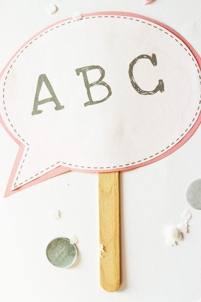 Bild: DIY Deko zur Einschulung und für die Einschulungsparty - Photoprops selber basteln für schöne Fotos mit dem Schulkind, mit Freebie Bastelvorlage von Partystories.de