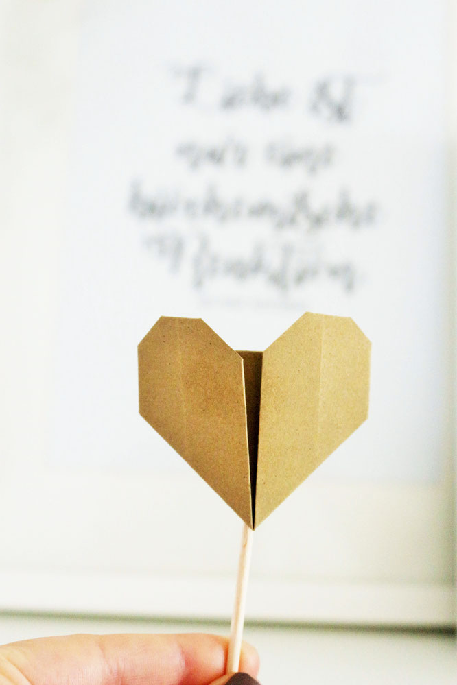 Bild: DIY Origami Herzen zum Valentinstag oder die Hochzeit selber basteln, einfache Origami Herzen mit dieser Anleitung falten, inklusive Bastelvorlage für Origami Herzen; gefunden auf www.Partystories.de