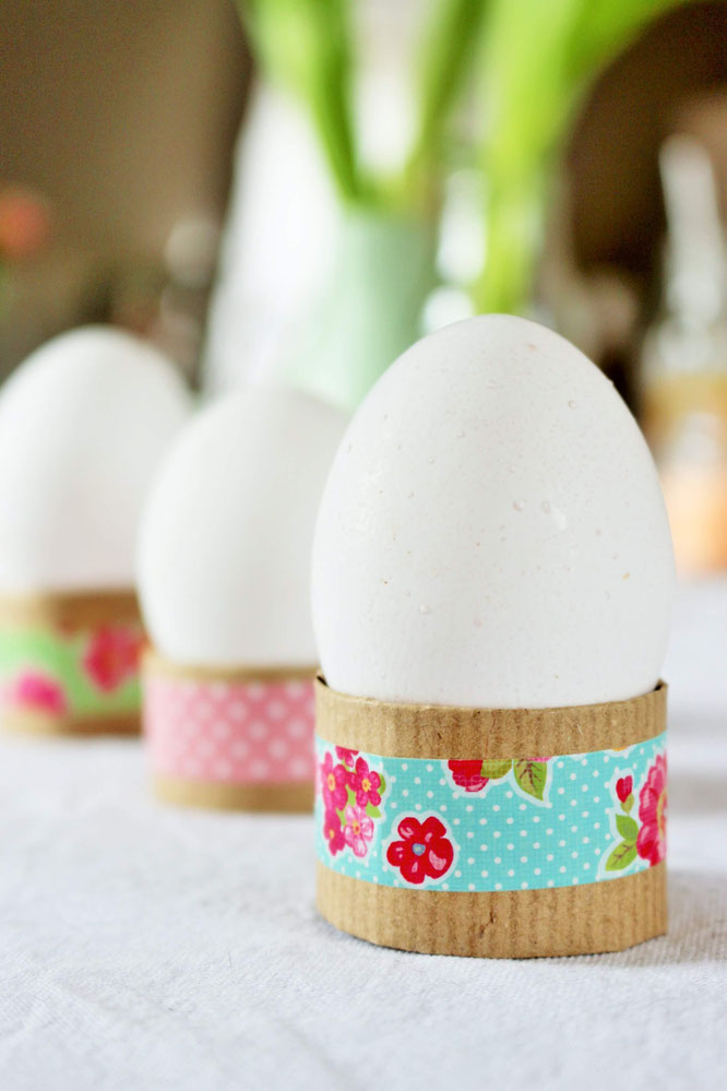 Bild: DIY Eierbecher Upcycling Idee - mit Klopapier Rolle oder Küchenpapier Rolle und Washitape ganz einfach Eierbecher als Tischdeko, für Ostern oder den Brunch selber basteln; gefunden auf www.partystories.de